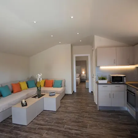 Makris Yialos * לאסי