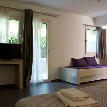 Makris Yialos * לאסי